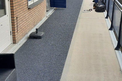 Antislip-Kiezelmat-op-betonnen-gallerij-antislipmat