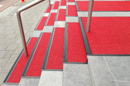 Kiezelmat-rood-op-Bordes-en-Trap-scaled-antislipmat