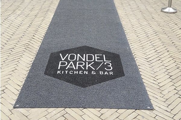 X_Kiezelmat-loper-entree-met-logo