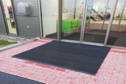 Frontrunner Borstelmat met PVC Oploopprofiel