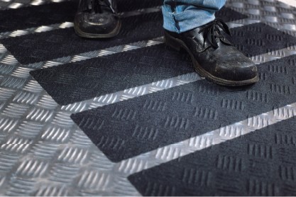 Zelfklevende antislipstrips op Traanplaat